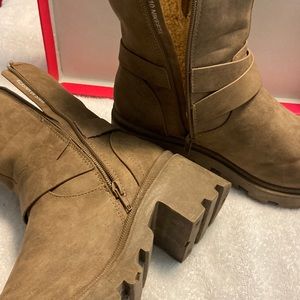 Tan chunky inside fur boots